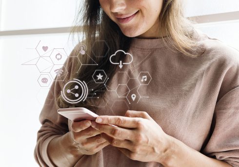 vrouw-werkt-op-mobiel-veenman vrouw-werkt-op-mobiel-veenman