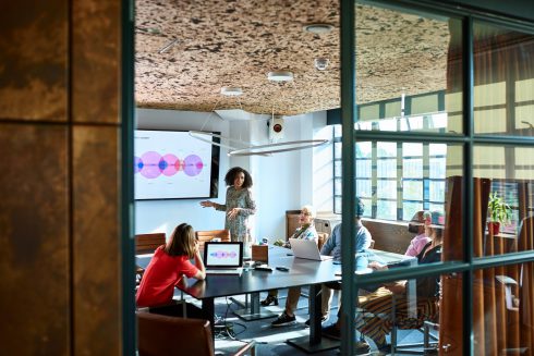 Benchmark as a Service vrouw presenteert powerpoint presentatie
